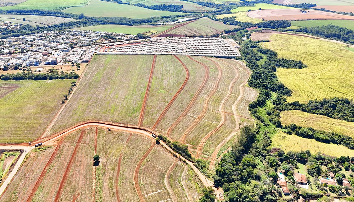 Vista aérea ampla do Parque Arvoredo mostrando a dimensão do futuro bairro parque em Boituva